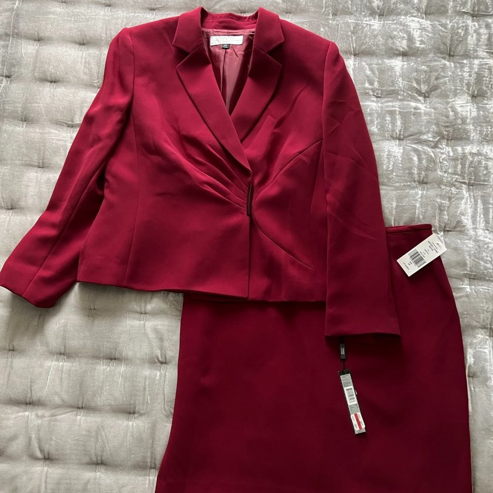 Tahari Skirt Suit  Sz 14P